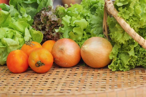 Salada de legumes e tomate na cesta — Fotografia de Stock