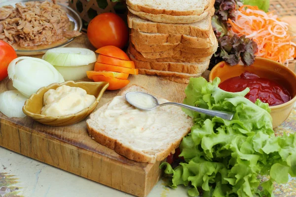 Maken tonijn sandwich met verse groenten — Stockfoto