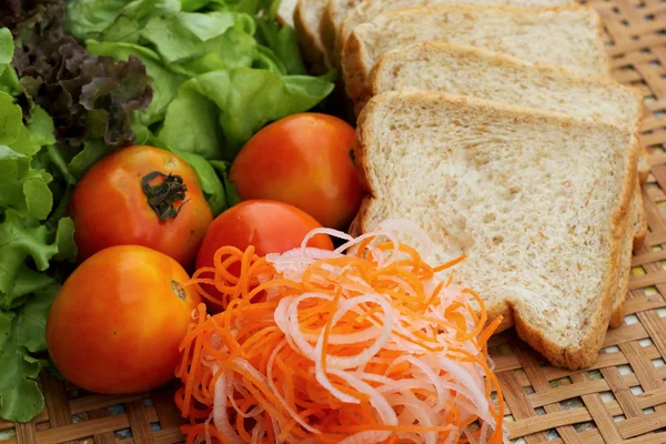 Salada de legumes frescos com pão de trigo integral . — Fotografia de Stock