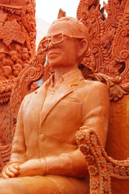 festivalde kullanılan büyük mum. 