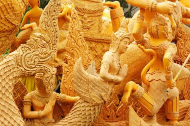 festivalde kullanılan büyük mum. 