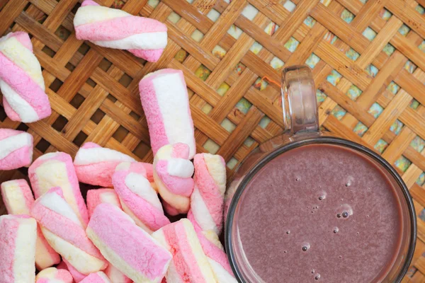 Sanduíche de chocolate quente e marshmallows de atum rosa . — Fotografia de Stock