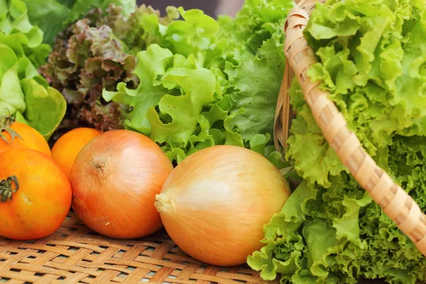 Grönsaker sallad och tomat i korgen — Stockfoto