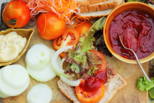 Thunfisch-Sandwich mit frischem Gemüse — Stockfoto