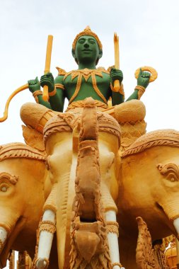 festivalde kullanılan büyük mum. 