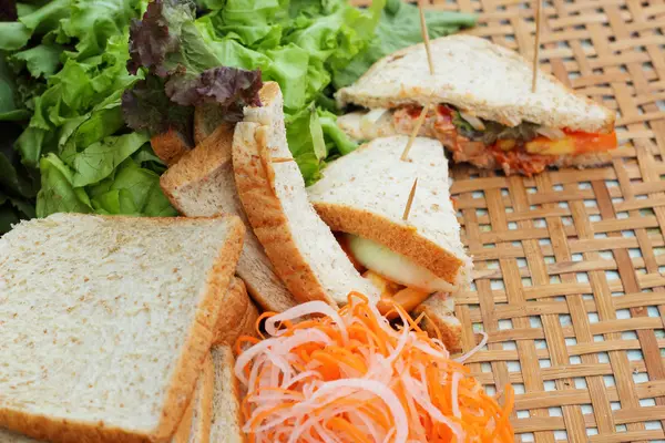 Making tuna sandwich with fresh vegetables — Stock Photo, Image