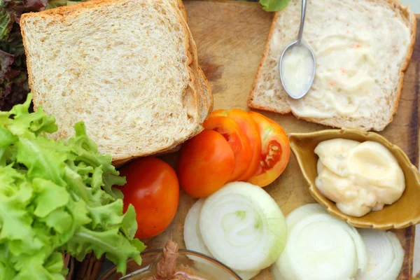 Making tuna sandwich with fresh vegetables — Stock Photo, Image