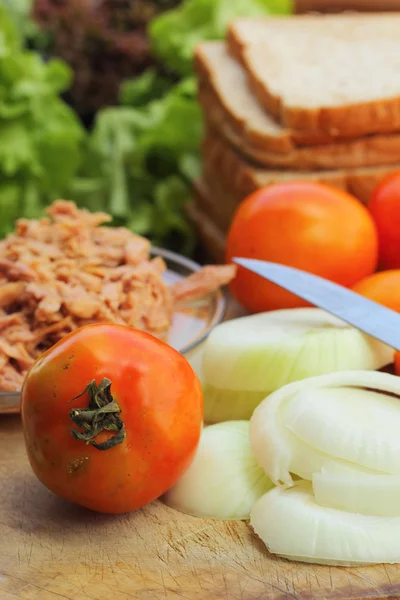 Making tuna sandwich with fresh vegetables — Stock Photo, Image