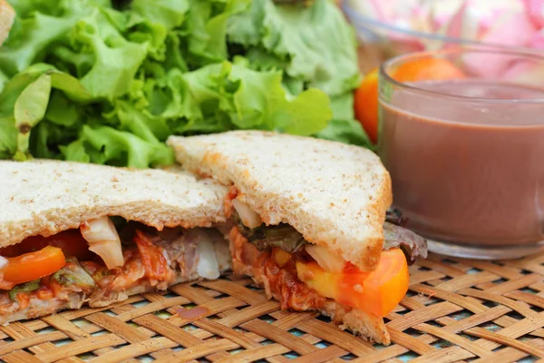 Heiße Schokolade und Marshmallows rosa Thunfisch-Sandwich. — Stockfoto