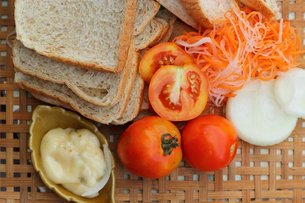 Hacer sándwich de atún con verduras frescas —  Fotos de Stock