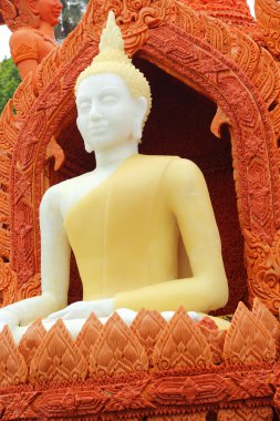 festivalde kullanılan büyük mum. 