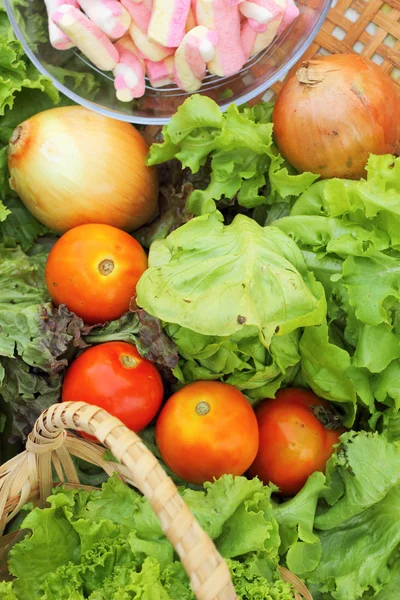 Gemüsesalat, Tomaten und rosa Marshmallows. — Stockfoto