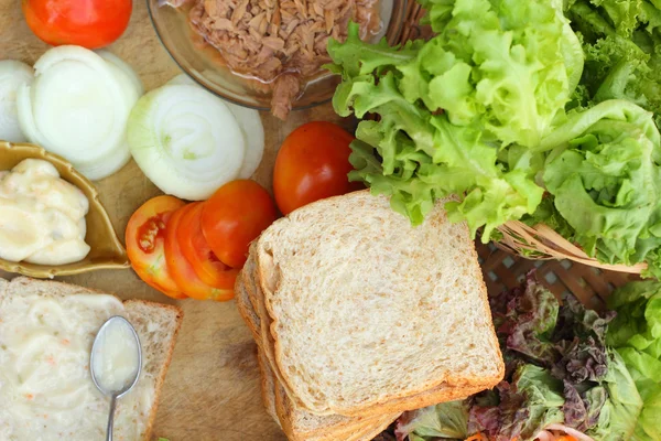 Fazer sanduíche de atum com legumes frescos — Fotografia de Stock