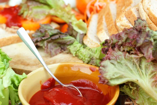 Прийняття тунця бутерброд з свіжих овочів신선한 야채와 참치 샌드위치 만들기 — 스톡 사진