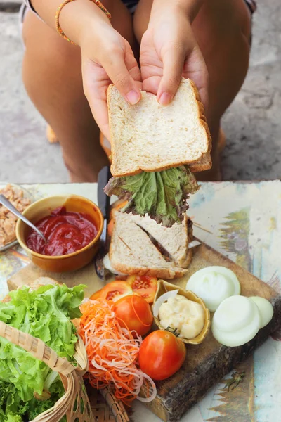 Thunfisch-Sandwich mit frischem Gemüse — Stockfoto