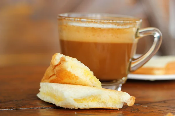 Pane e una tazza di delizioso caffè . — Foto Stock