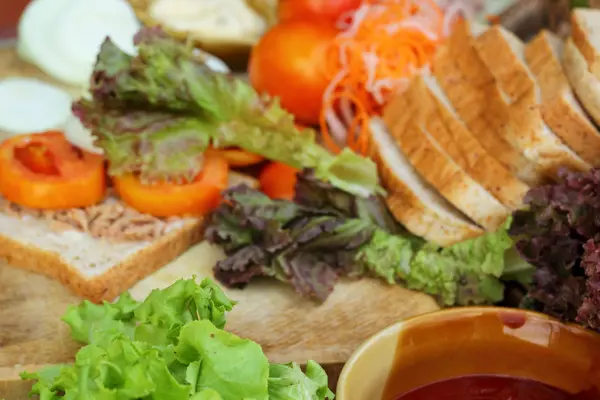 Приготовление сэндвича с тунцом из свежих овощей — стоковое фото