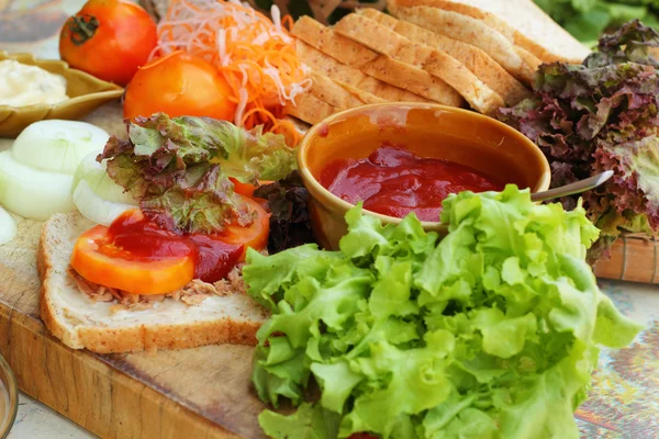 Hacer sándwich de atún con verduras frescas — Foto de Stock
