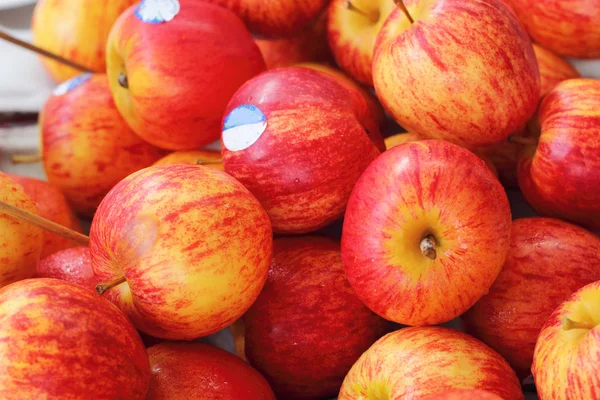 Świeże czerwone jabłko na rynku — Zdjęcie stockowe