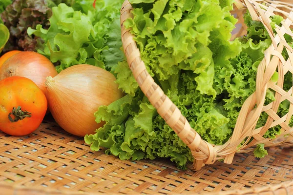 Gemüsesalat und Tomaten im Korb — Stockfoto