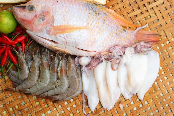 Pesce fresco, calamari, gamberetti, maiale striato, salsicce - per cucinare . — Foto Stock