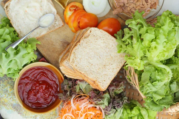 Fazer sanduíche de atum com legumes frescos — Fotografia de Stock