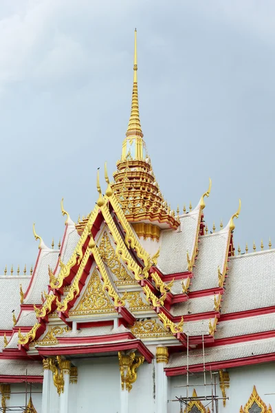 Tempel thailändische Skulptur mit Himmel — Stockfoto