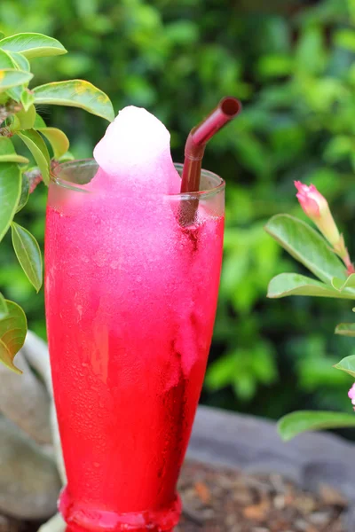 Strawberry smoothie in the nature — Stock Photo, Image