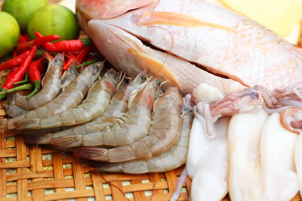 Verse vis, inktvis, garnalen, buikspek varkensvlees, worst - voor het koken. — Stockfoto