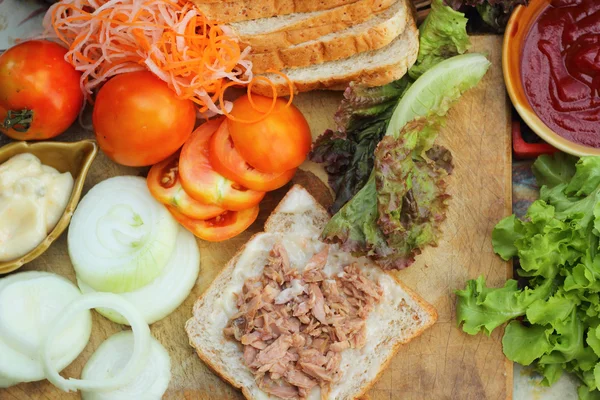 Maken tonijn sandwich met verse groenten — Stockfoto