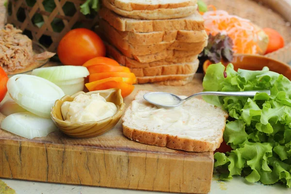 Making tuna sandwich with fresh vegetables — Stock Photo, Image