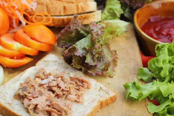 Виготовлення бутерброду з тунцем зі свіжими овочами — стокове фото