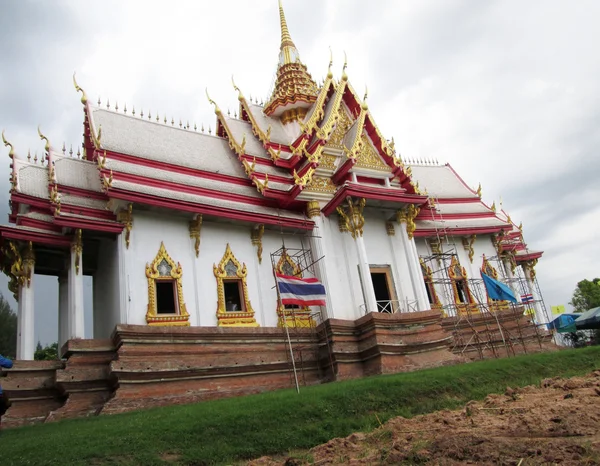 Храмова скульптура Таїланду з небом — стокове фото
