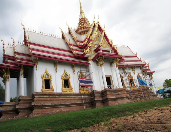 Temple thailand skulptur med himmel — Stockfoto