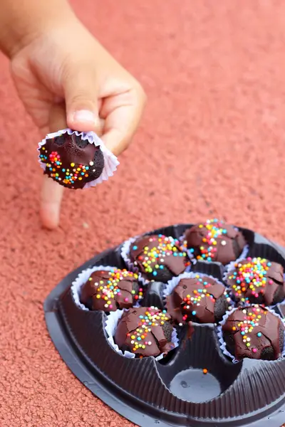 Le palline di cioccolato a portata di mano . — Foto Stock