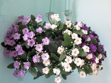 Doğada yapay çiçekler güzel