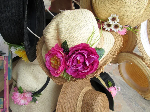 Sombreros en venta en el mercado — Foto de Stock