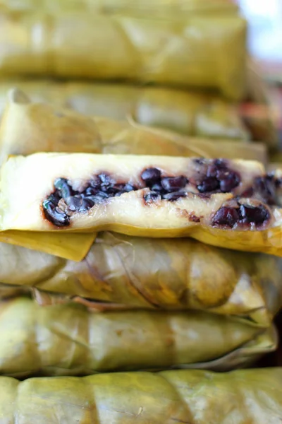 Липким рисом, загорнутий в бананові листи - десерт Таїланд. — стокове фото