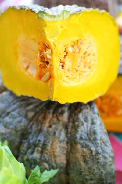 Zucca gialla fresca sul mercato — Foto Stock