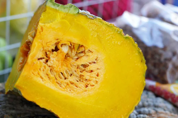 Calabaza amarilla fresca en el mercado — Foto de Stock