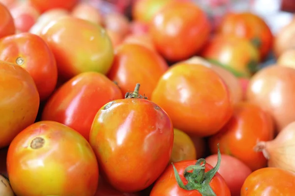 Tomates frescos en el mercado —  Fotos de Stock