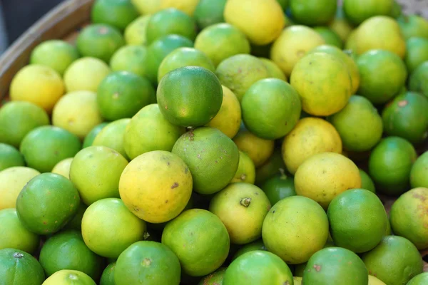 Piyasada taze limon — Stok fotoğraf