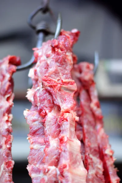 Porco fresco no mercado — Fotografia de Stock