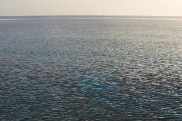 Gün batımında mavi deniz arkaplanı. Airial görüş suyu, dalgalanma dokusu. Kıbrıs. 
