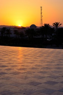 avuç içi ve gün batımı marsa alam