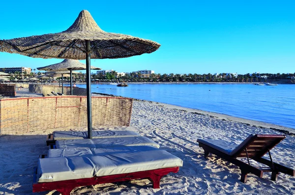 Plages de sable avec parasol et transat — Photo