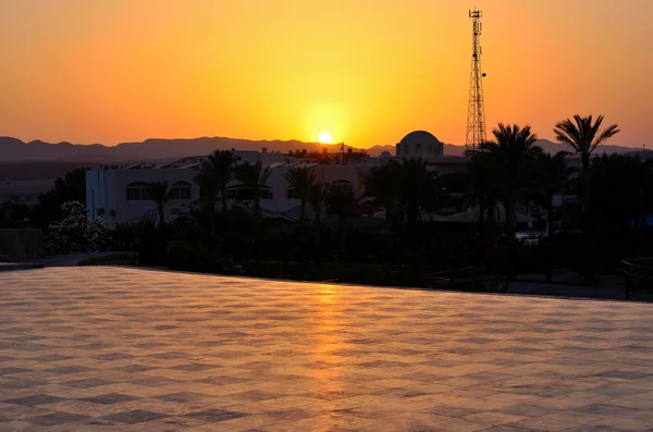 avuç içi ve gün batımı marsa alam
