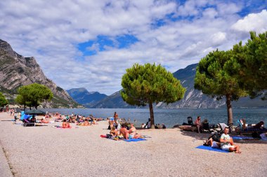 Garda Gölü kıyısında turistler ve banyocular 29 Ağustos 2021 Limon Konsolosu İtalya