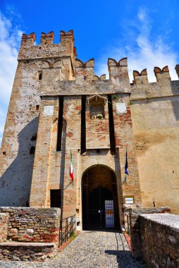 Sirmione Garda Gölü 'ndeki Scaligero kalesi İtalya