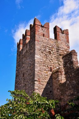 Sirmione Garda Gölü 'ndeki Scaligero kalesi İtalya